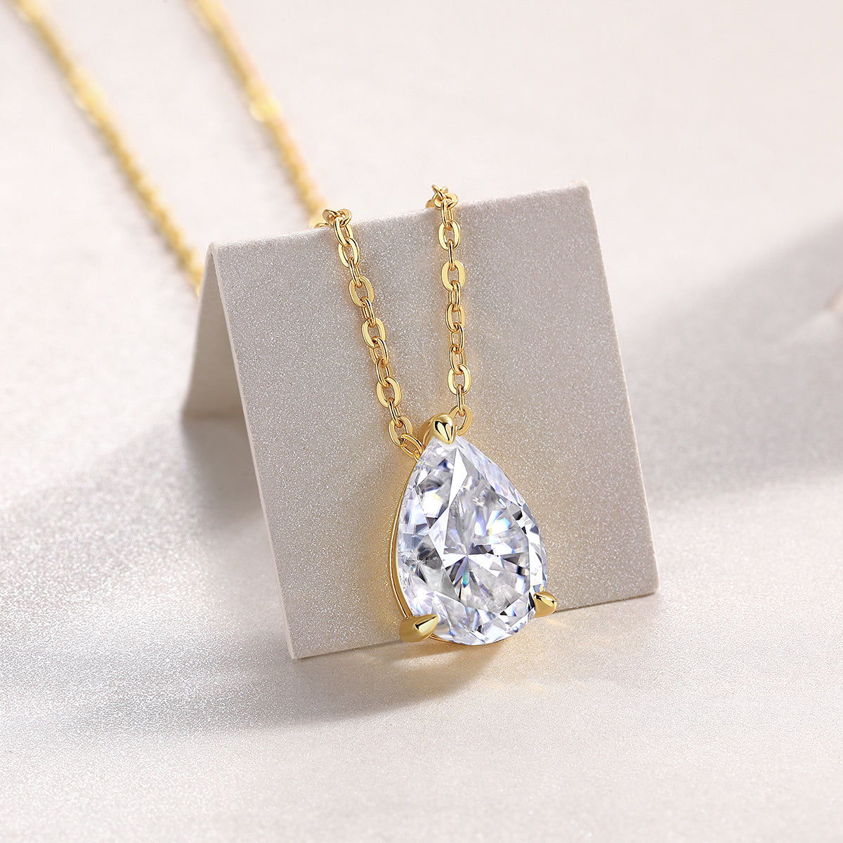 1Under The Moon - A Fashionable And Trendy Diamond Pendant Necklace Set With Pear-shaped Moissanite S925 Sterling Silver And Gold Plating