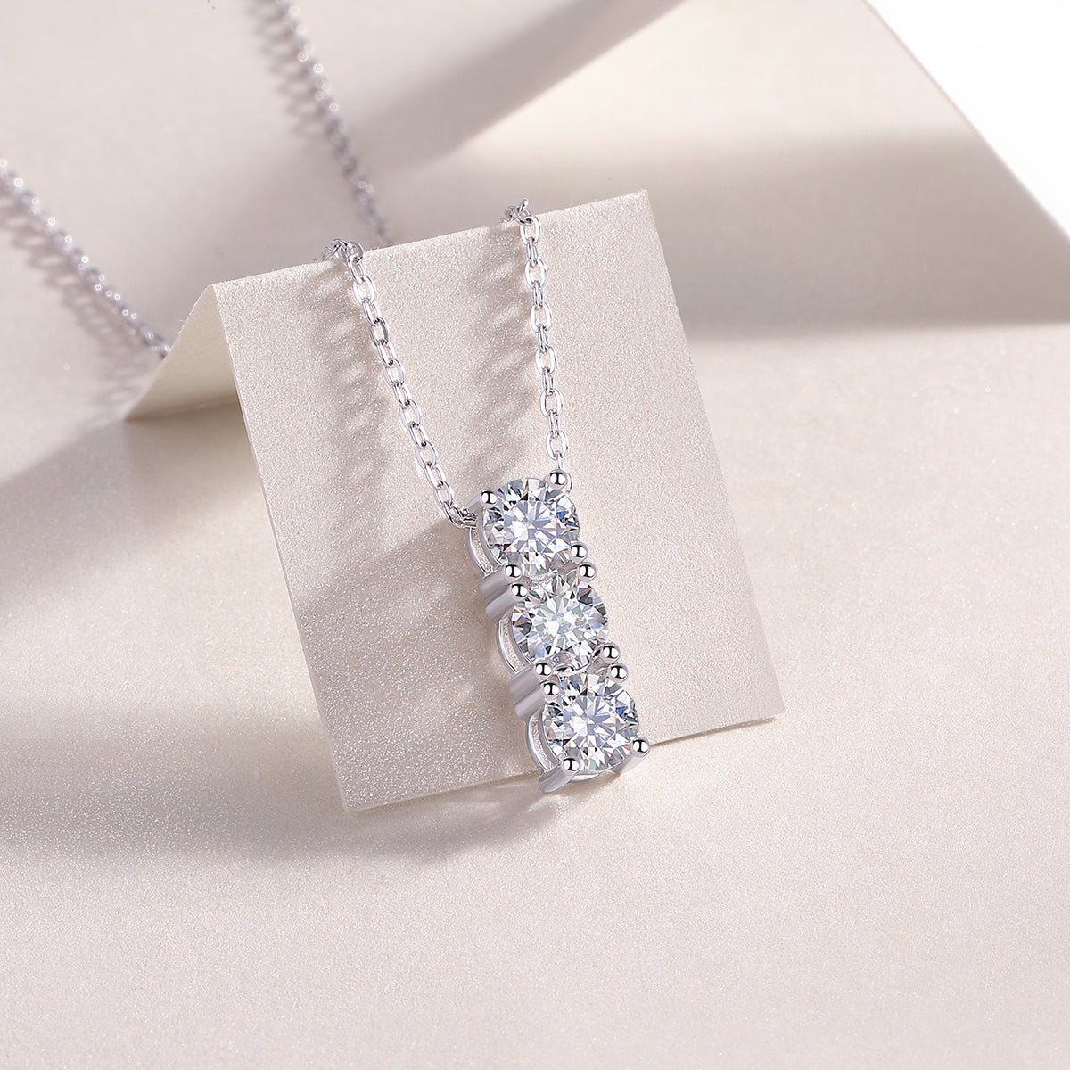 Round - A Fashionable And Luxurious Diamond Jewelry Pendant Set With 0.5-carat Moissan Diamonds, S925 Sterling Silver And Platinum Plating