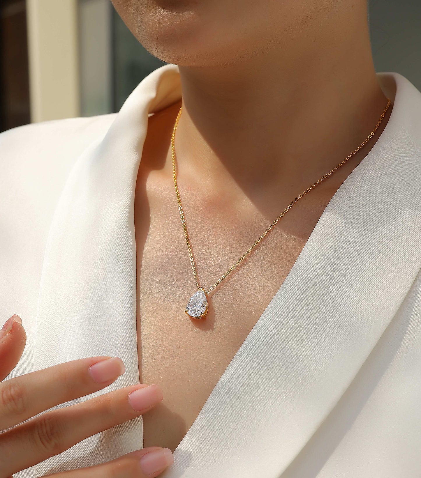 1Under The Moon - A Fashionable And Trendy Diamond Pendant Necklace Set With Pear-shaped Moissanite S925 Sterling Silver And Gold Plating