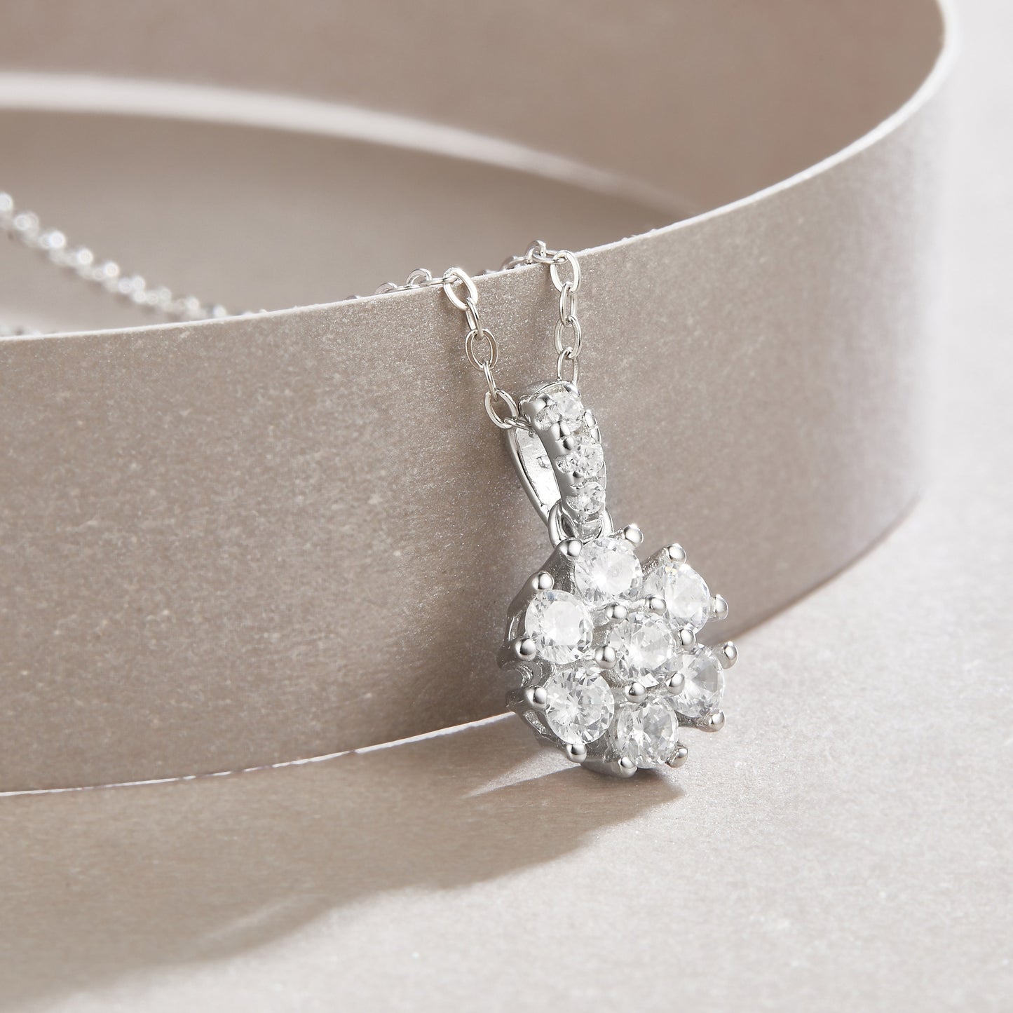 Snowflake Dance - A Fashionable And Luxurious Diamond Jewelry Pendant Set With Moissanite S925 Sterling Silver And Platinum Plating