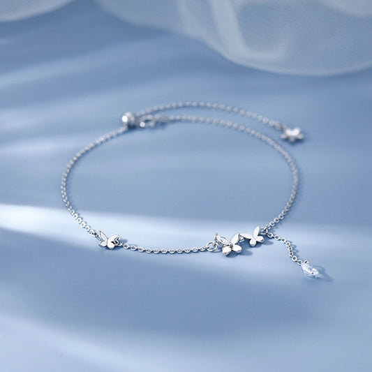 Butterfly Anklet, Featuring An Exquisite Butterfly Design That's Agile And Elegant. The Thin Chain Fits The Ankle Snugly, Glows With A Faint Shimmer, Adding Romantic Ingenuity To Summer Outfits.