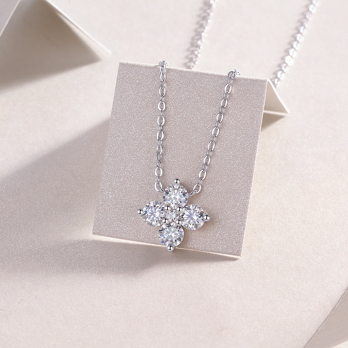 Lucky Four-leaf Clover - A Fashionable And Luxurious Diamond Jewelry Pendant Set With Moissanite S925 Sterling Silver And Platinum Plating