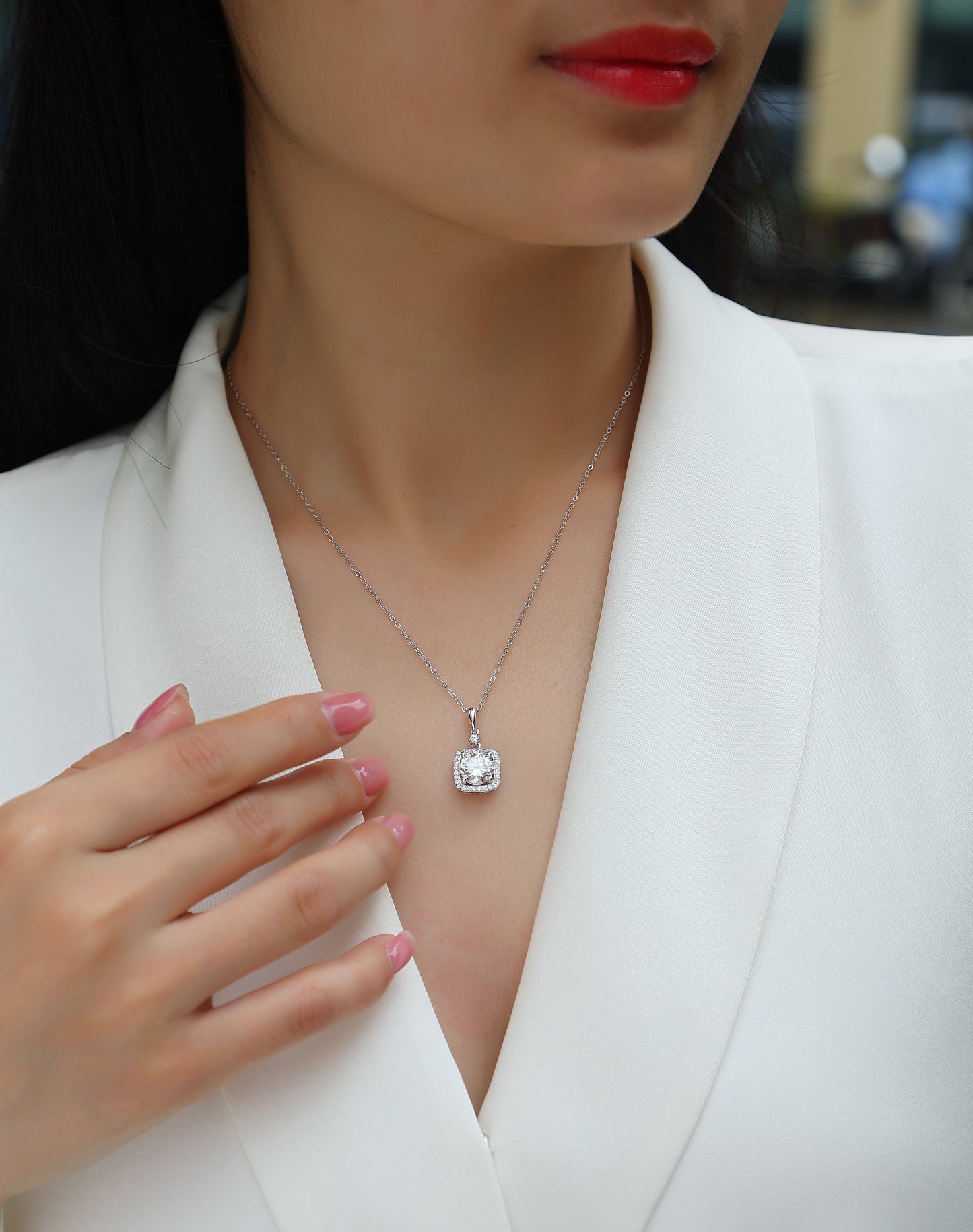 Innocence - A Fashionable And Luxurious Diamond Jewelry Piece Set With 2-carat Moissanite S925 Sterling Silver And Platinum-plated Pendant