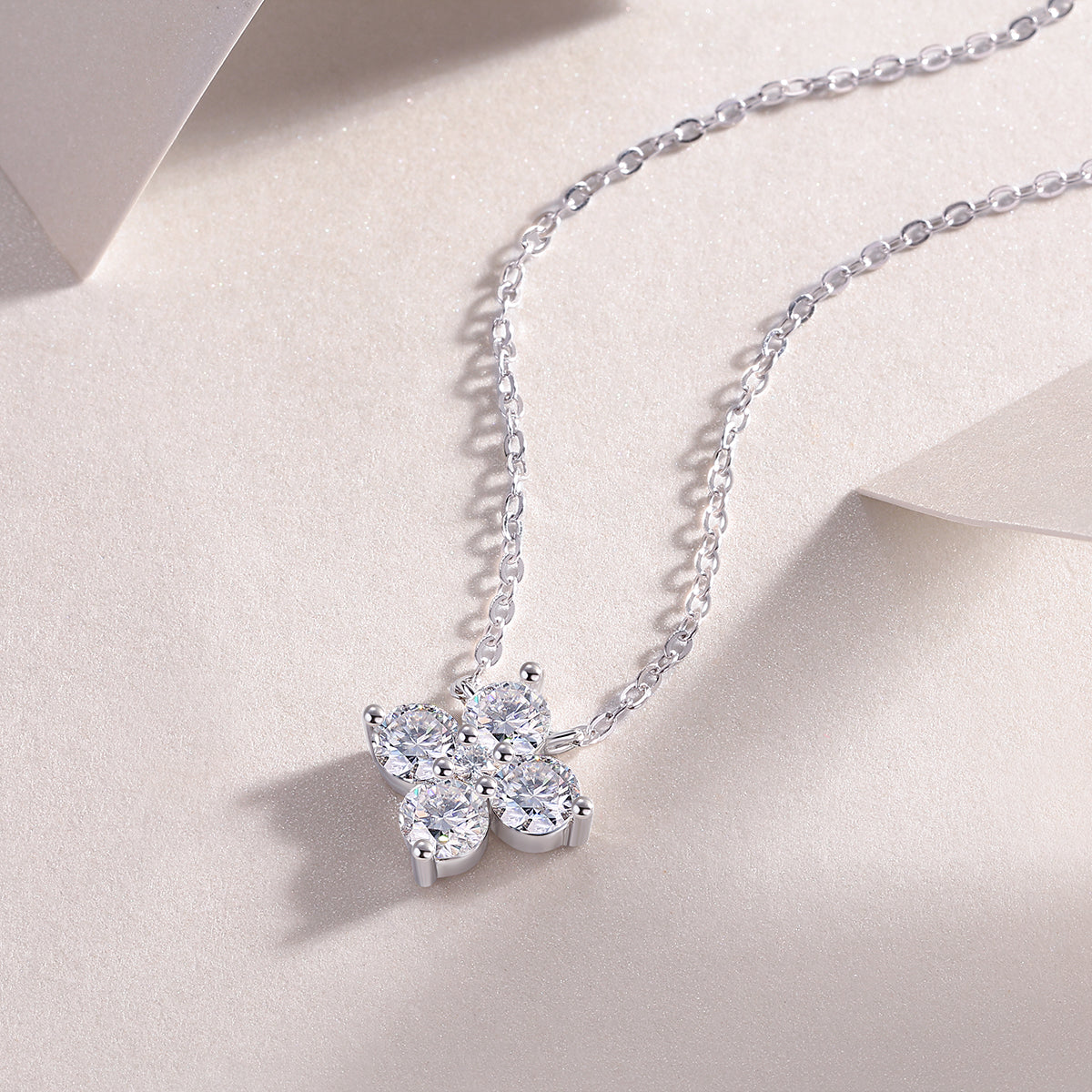 Lucky Four-leaf Clover - A Fashionable And Luxurious Diamond Jewelry Pendant Set With Moissanite S925 Sterling Silver And Platinum Plating